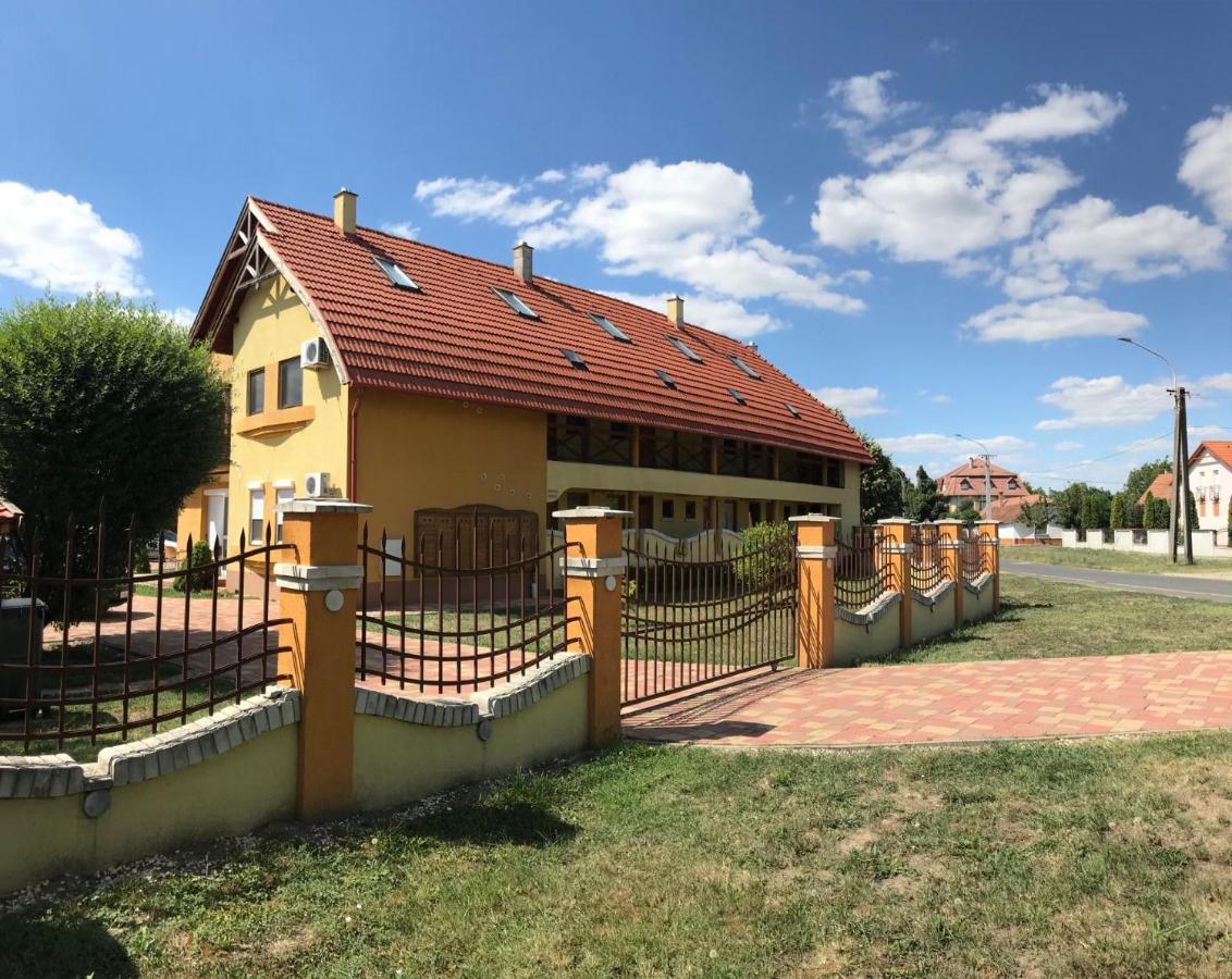 Pitypang Apartman Jula Exterior foto